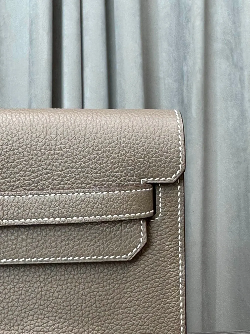 Pre-owned Hermes 2024 Kelly Depeches 25 Clutch Bag In Neutral
