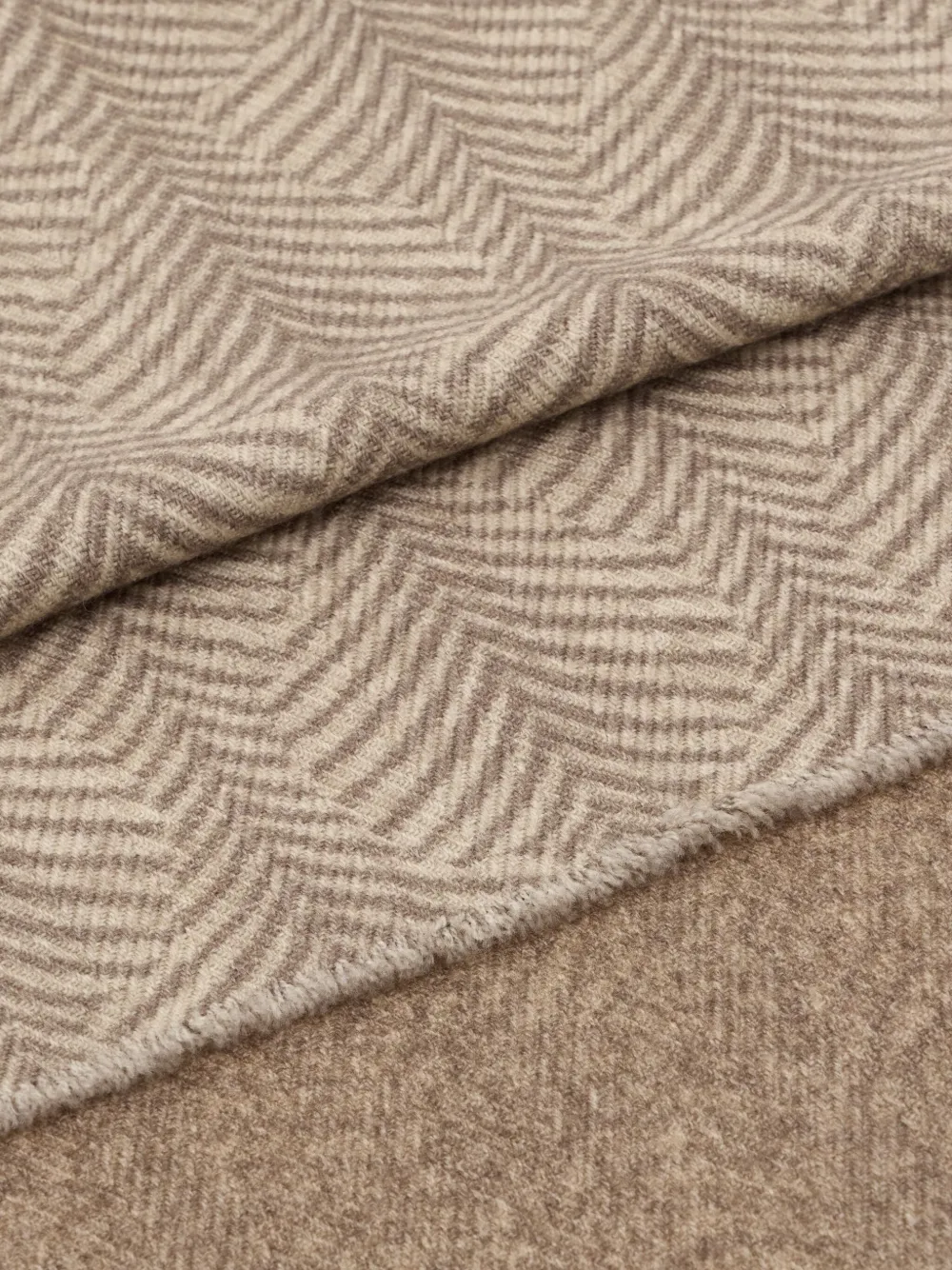 Boggi Milano Wollen sjaal met visgraatpatroon - Beige