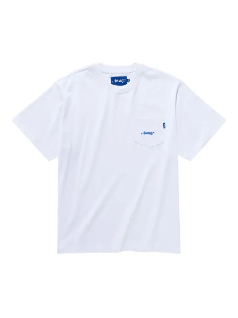 Awake NY playera con detalle de bolsillo