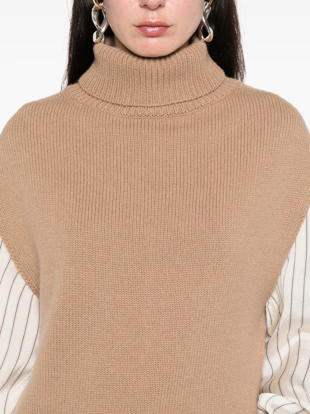 Allude Roll-neck Vest In Neutral