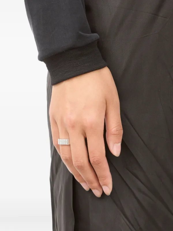 Maison Margiela ロゴエングレーブ リング | シルバートーン | FARFETCH JP