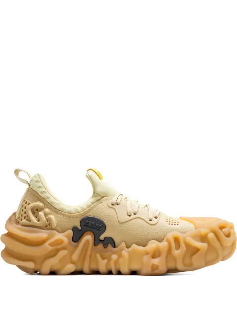 Crocs tenis Juniper Tahini en colaboración con Salehe Bembury