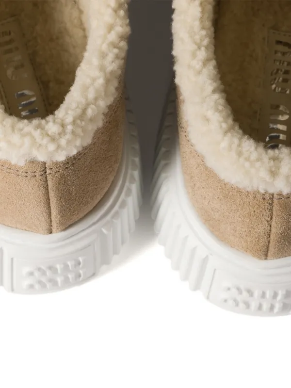 Miu Miu ロゴ スエードスニーカー | ニュートラル | FARFETCH JP