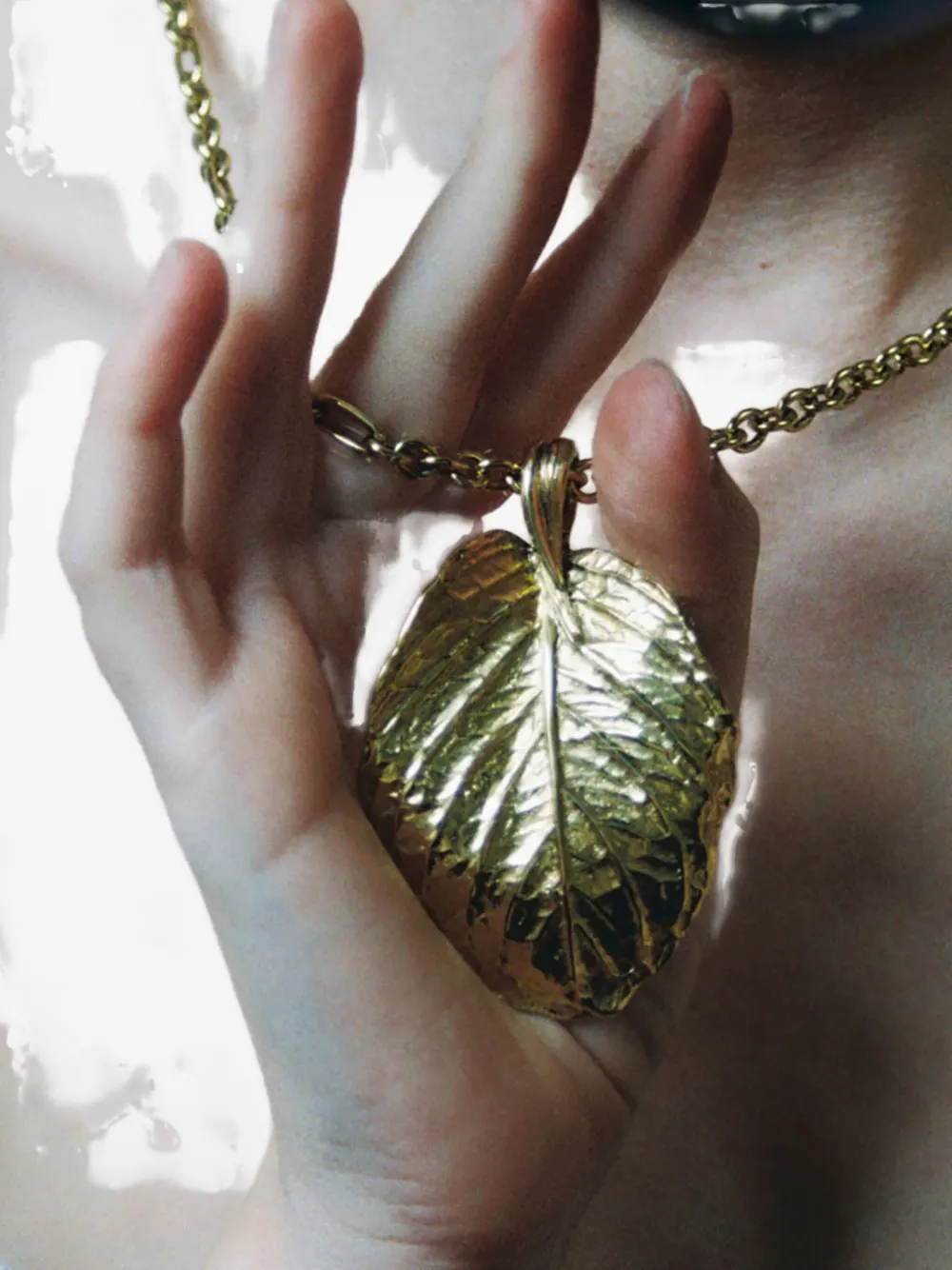 Goossens leaf-pendant necklace - Goud