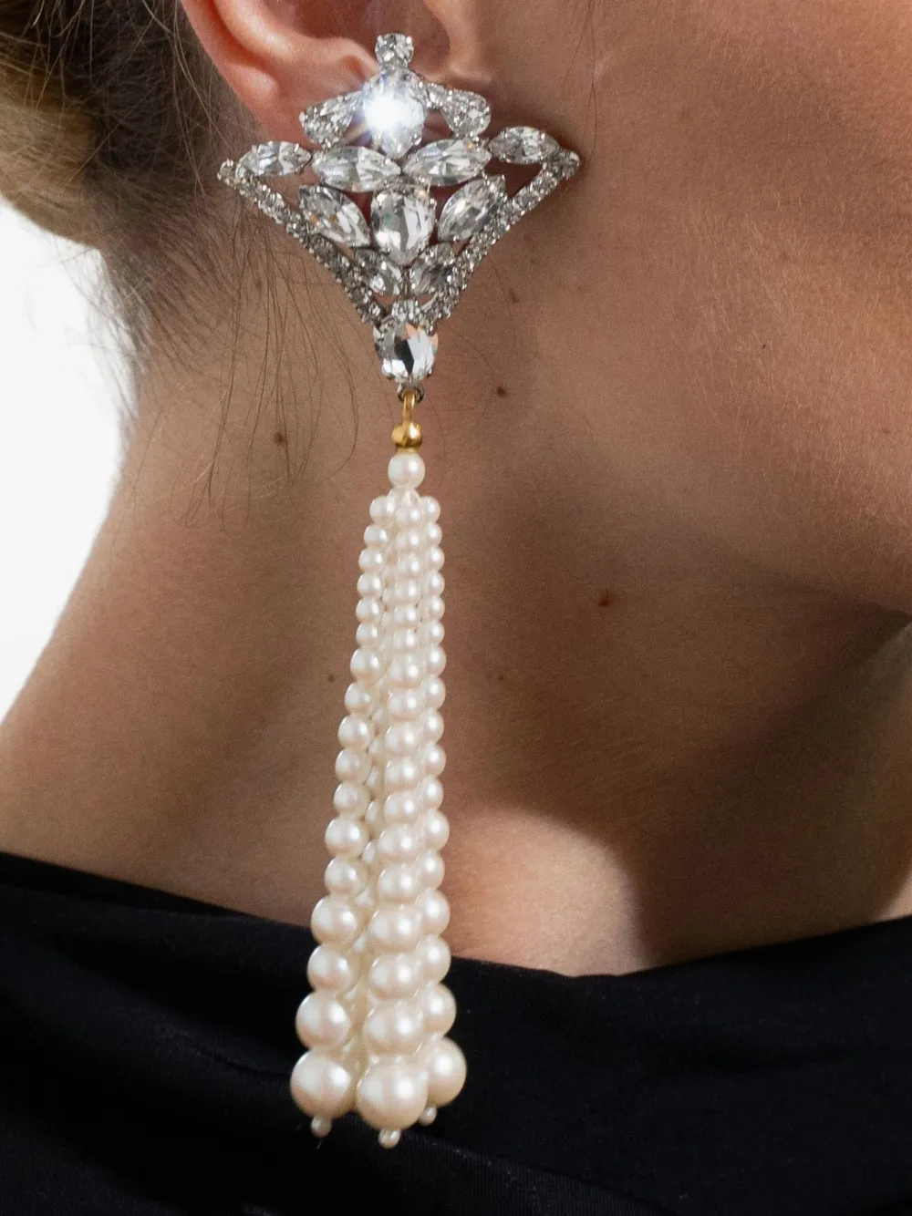 Jennifer Behr Mildred oorbellen met kristallen en parel - Beige