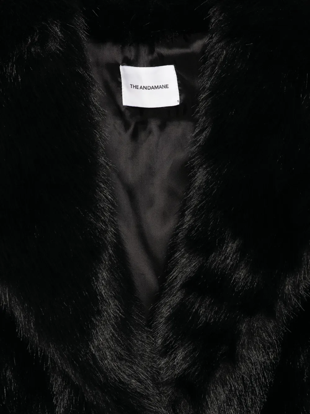 THE ANDAMANE Jas van imitatiebont en met ceintuur Zwart