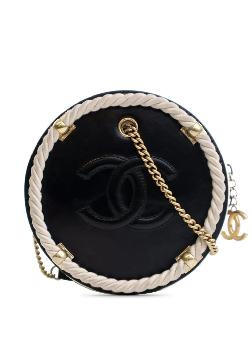 Круглая сумка-ранец из мятой телячьей кожи, бывшая в употреблении у CHANEL в 2019 году.
