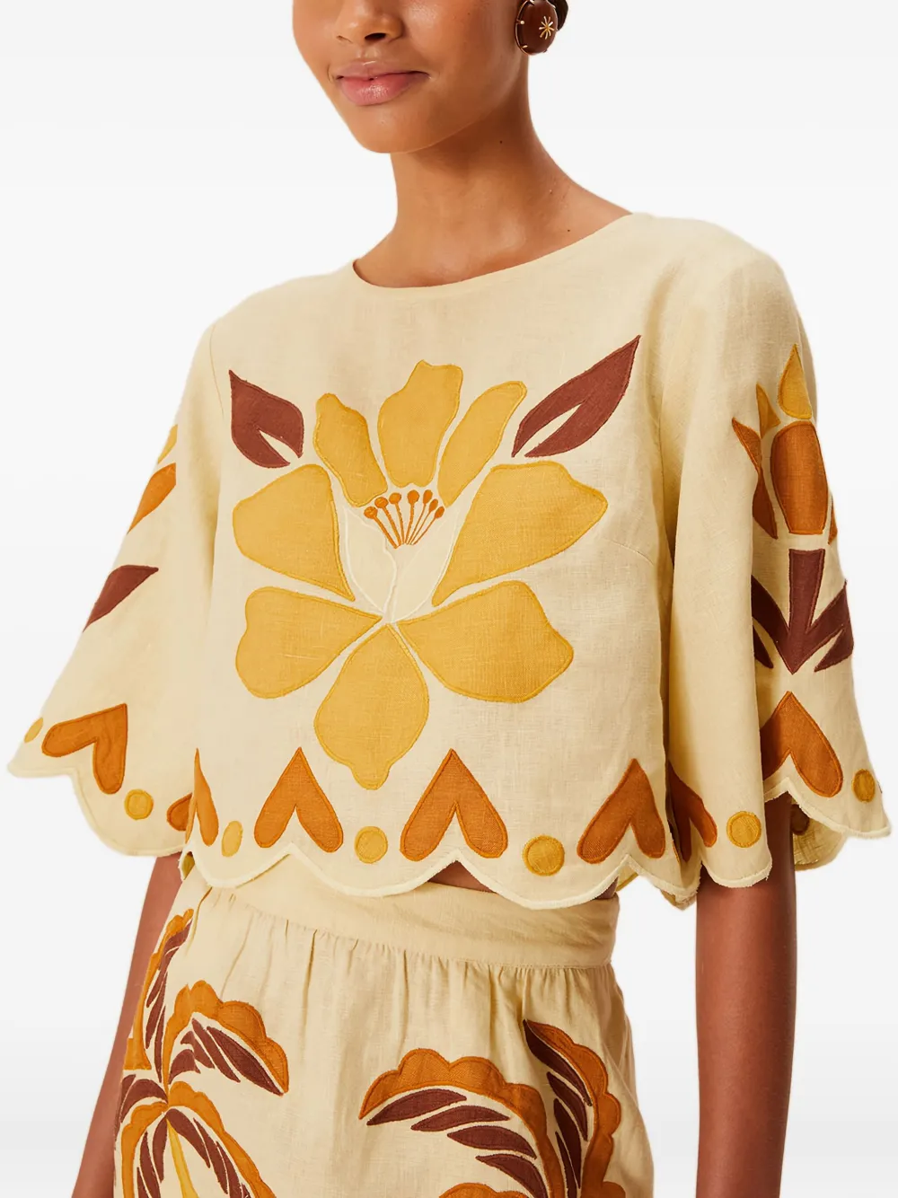 FARM Rio Gewelfde top met bloemapplicatie Beige