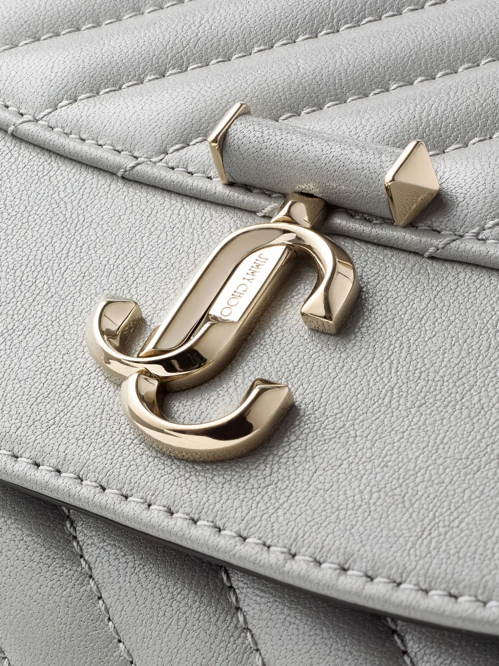 Jimmy Choo Curve gewatteerde clutch met kettingband Grijs