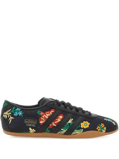 adidas tenis con agujetas y bordado floral