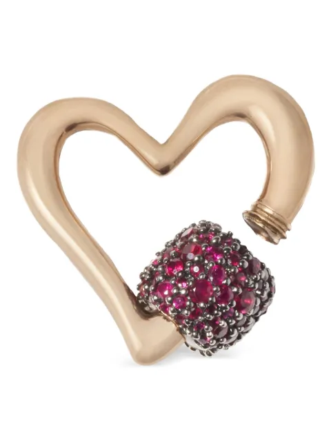 Marla Aaron dije Free Form Heart en oro amarillo de 18kt con rubí