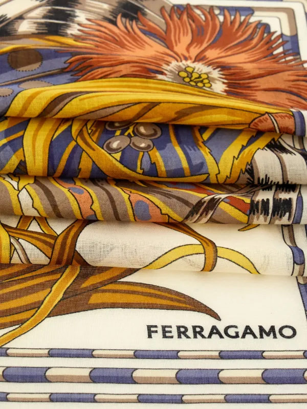Salvatore Ferragamo ロゴプリント スカーフ Ferragamo ルースタープリント スカーフ | ニュートラル | FARFETCH JP