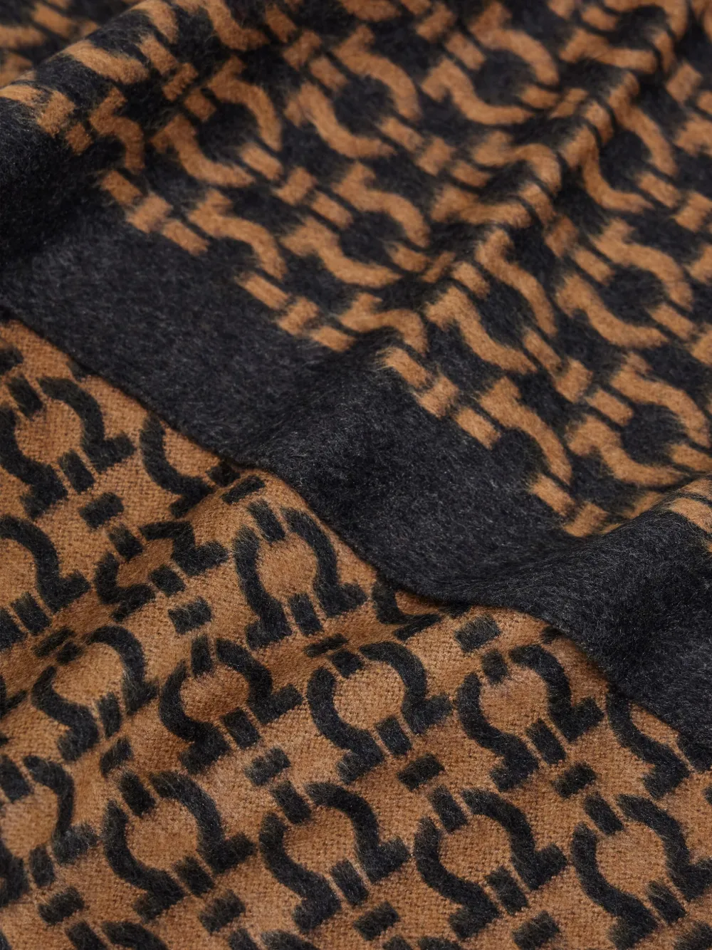 Ferragamo Zijden sjaal met Gancini-patroon Bruin