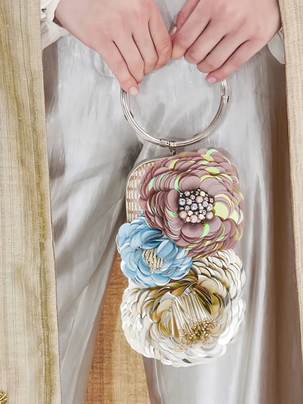 Sarah s Bag Bucket-tas met bloemenapplicatie Beige