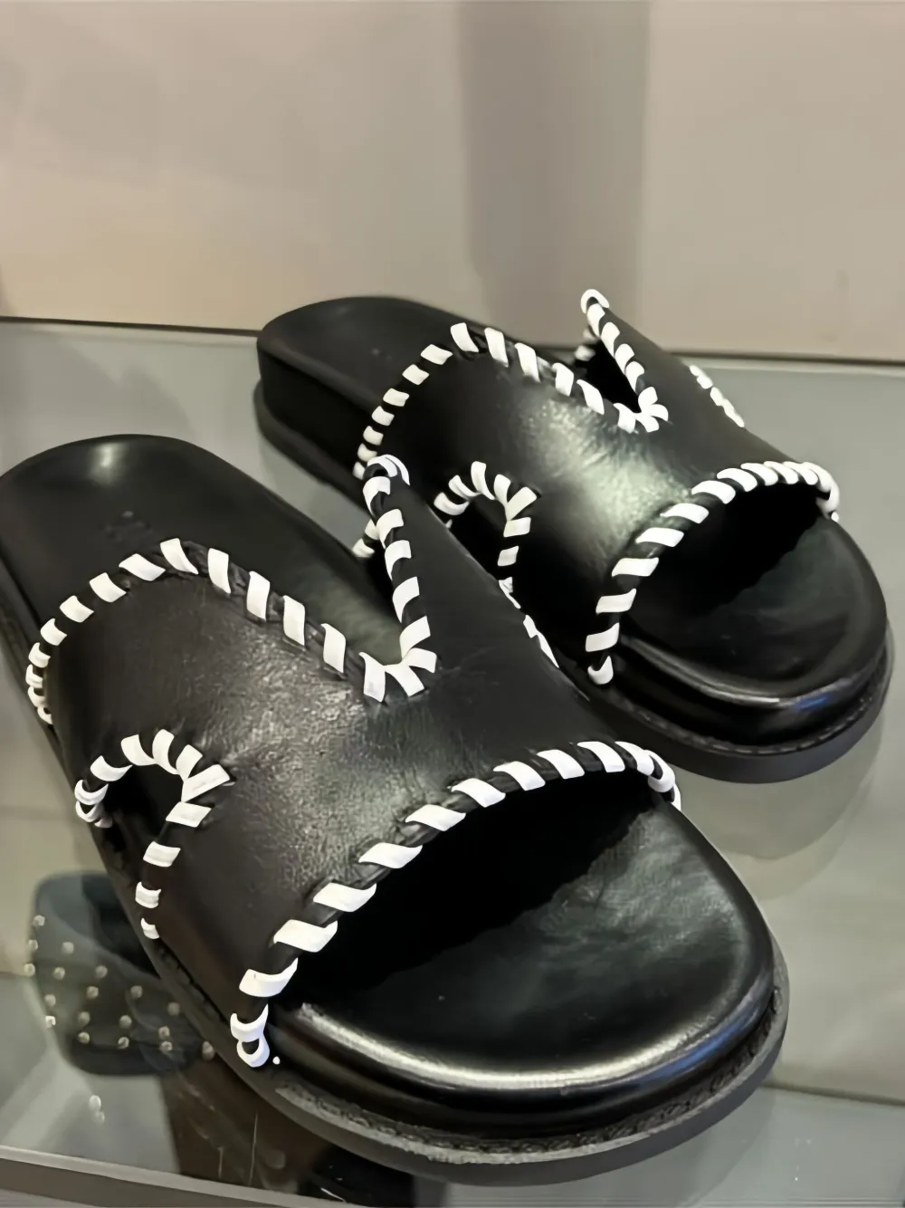 Schutz Sandalen met stiksel Zwart