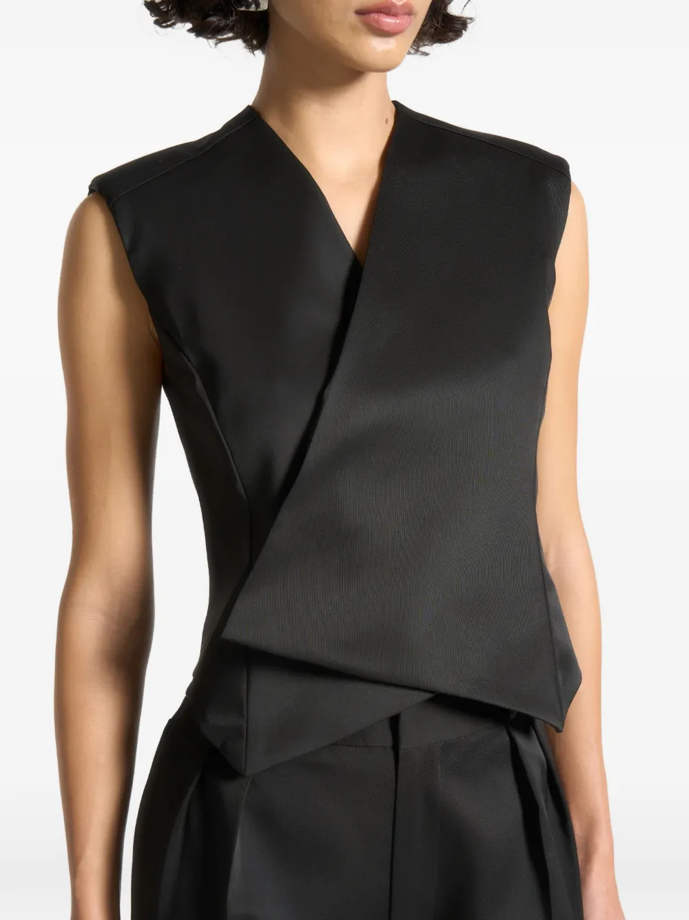 Manière De Voir Laurence satijnen gilet met wikkel-effect Zwart