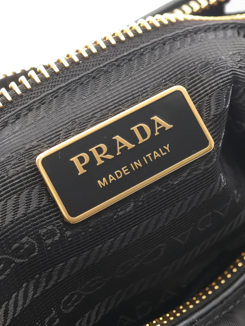 2020a Leather Shoulder Bag