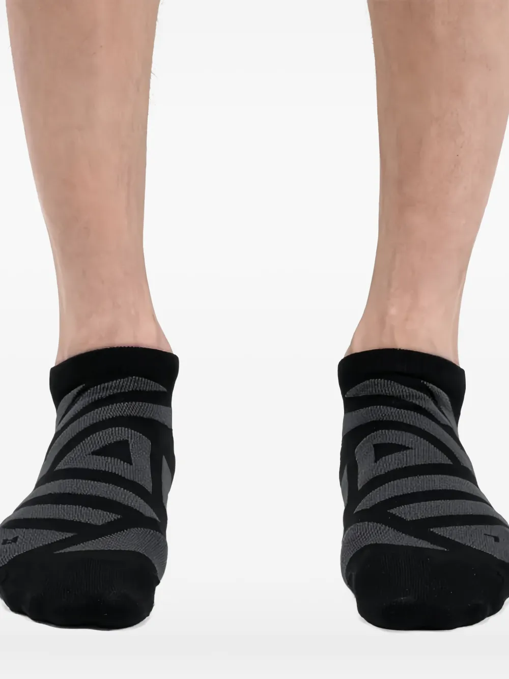 On Running geometric-panel low socks | Black | Image 1