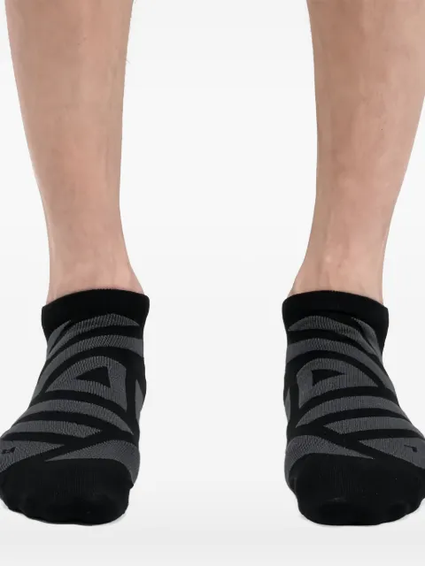 On Running geometric-panel low socks