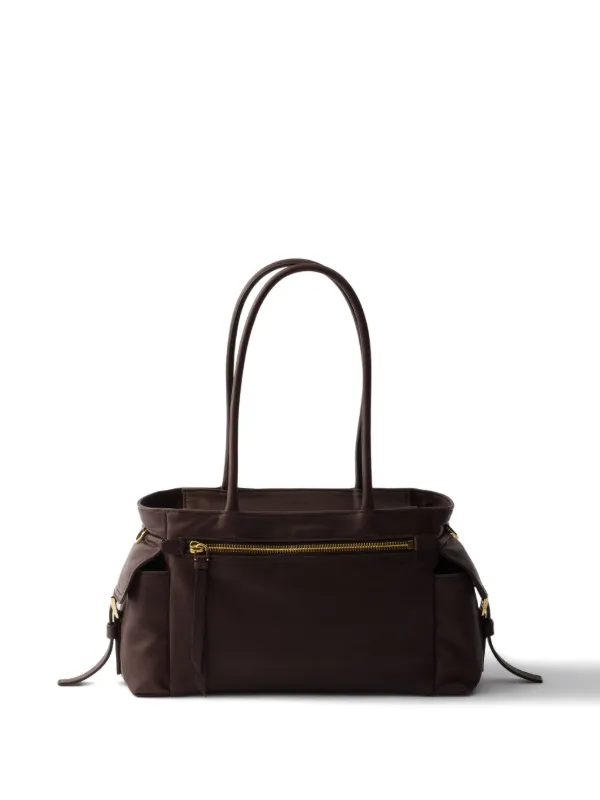 Prada Explore レザーハンドバッグ M | ブラウン | FARFETCH JP
