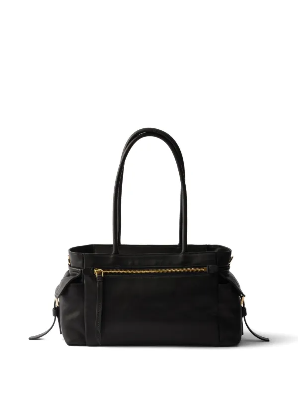 Prada Explore レザーハンドバッグ M | ブラック | FARFETCH JP