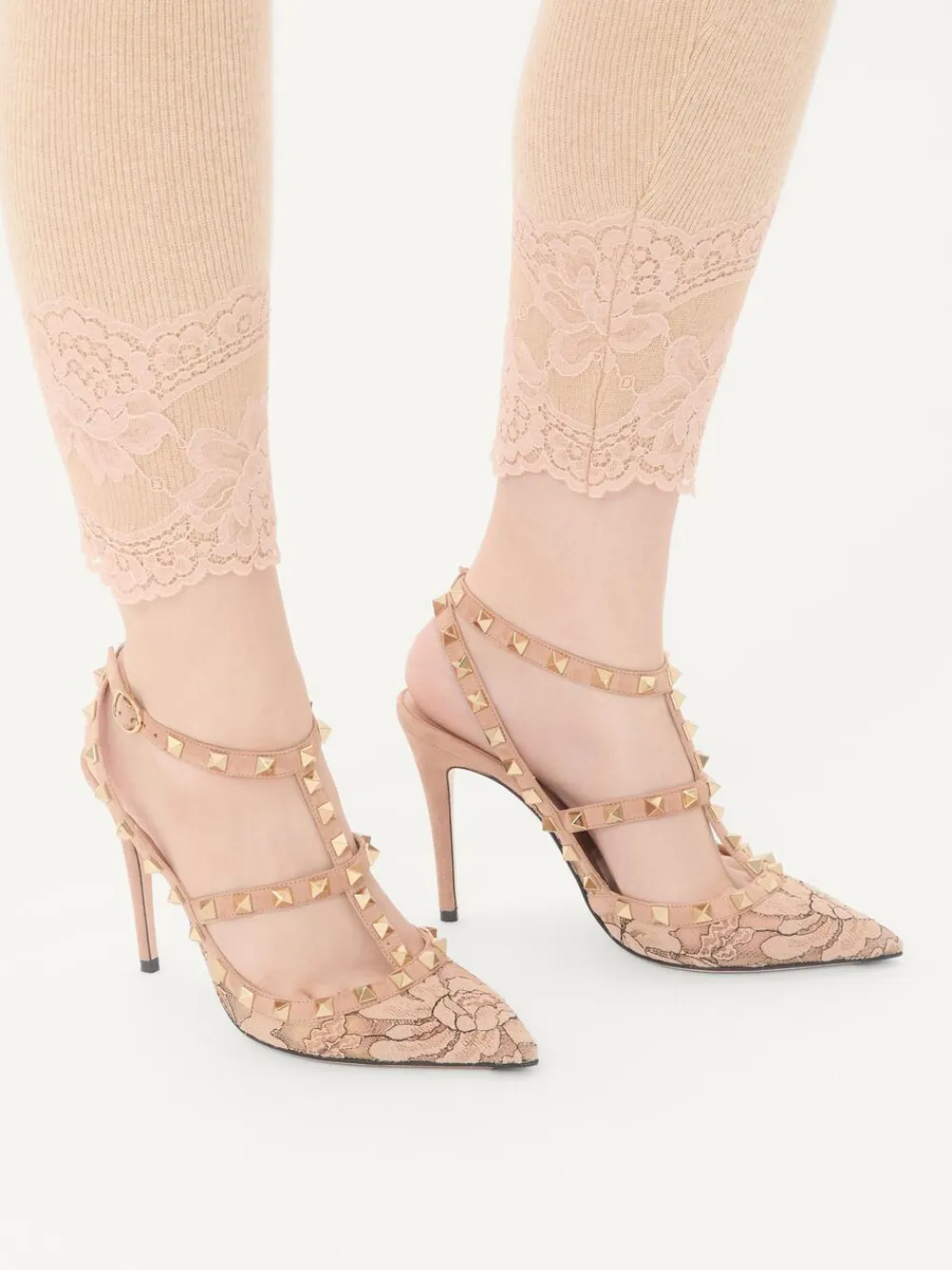 Valentino Garavani 100 mm Rockstud pumps met bandje Beige