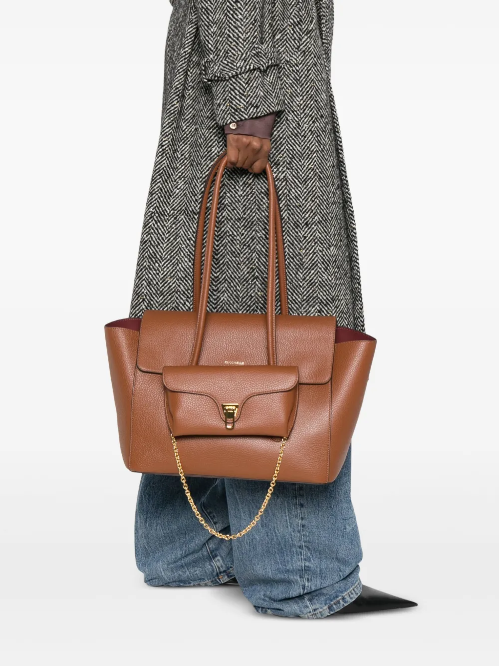 Coccinelle Shopper met klepzak en kettingdetail - Bruin
