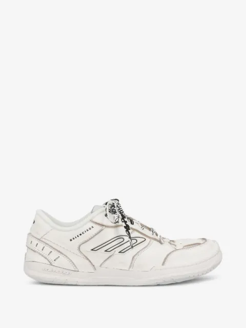 Hamptons medium worn-out shoes
