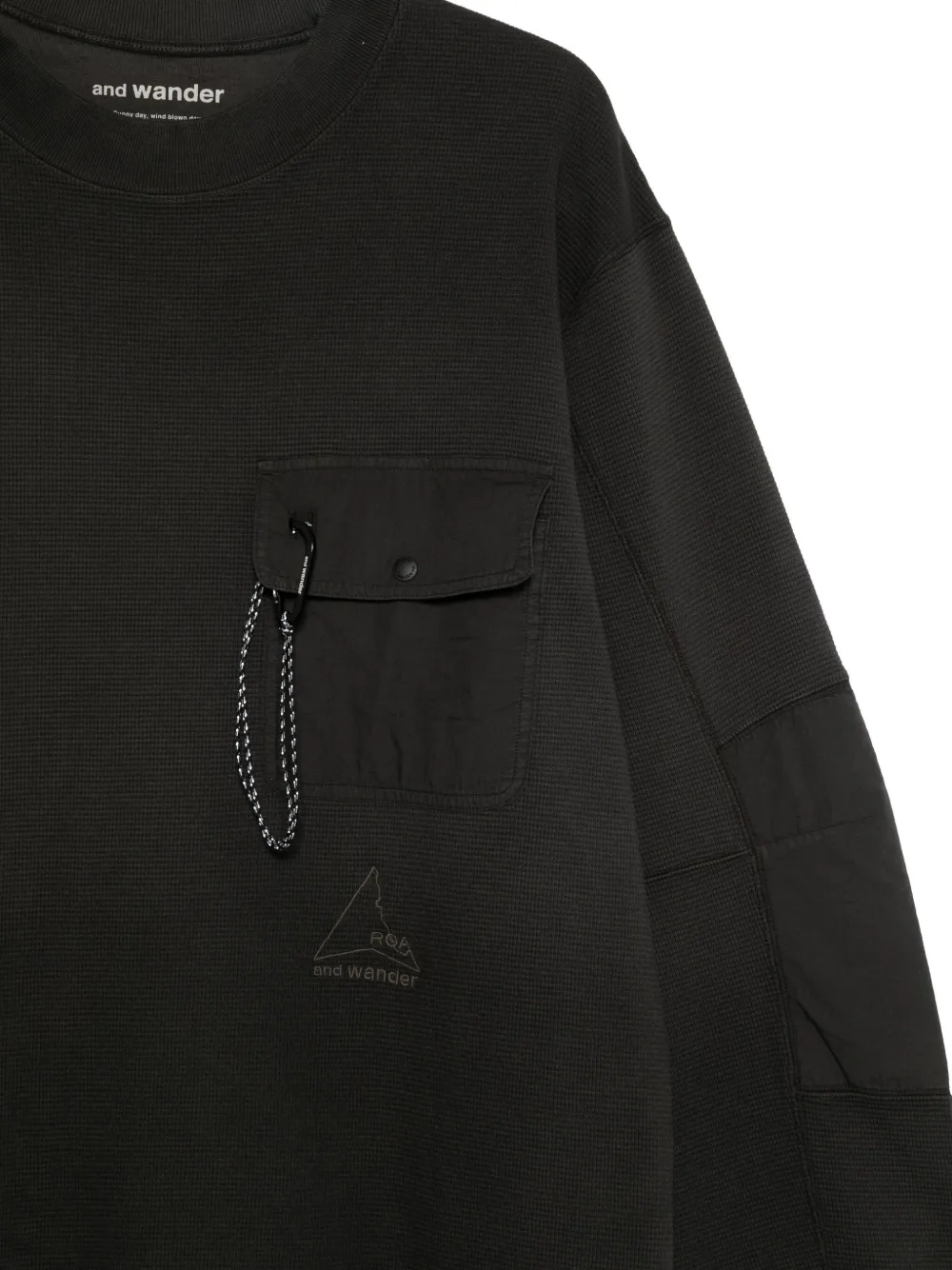 and Wander Sweater met klepzak Zwart
