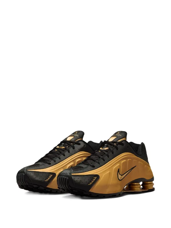 Nike Shox R4 スニーカー | ゴールドトーン | FARFETCH JP