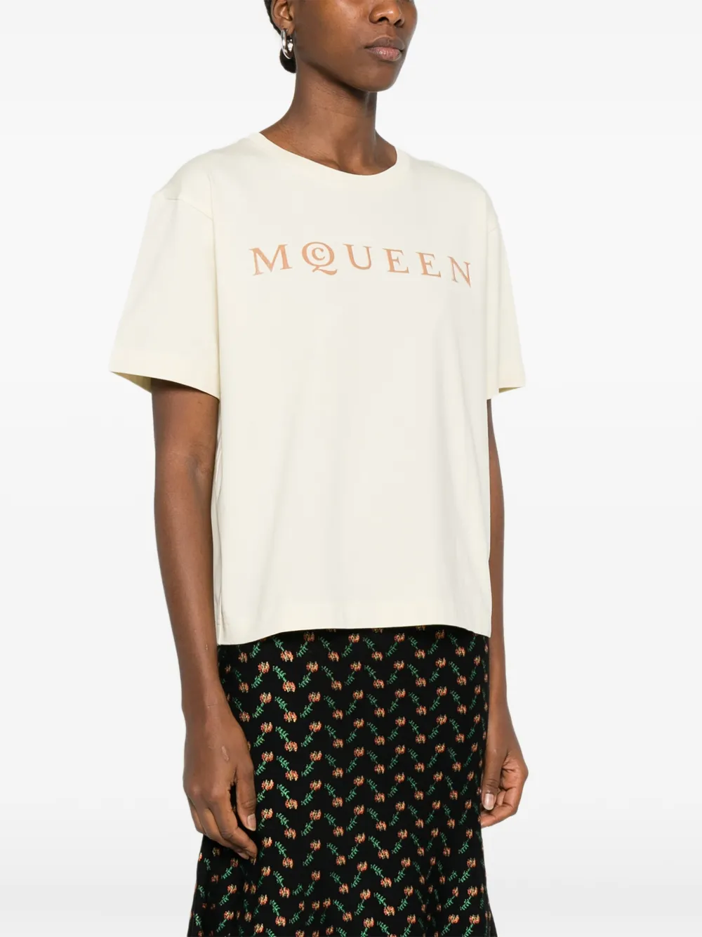 Alexander McQueen T-shirt met logo Beige