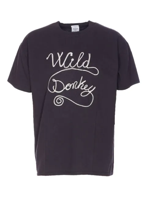 Wild Donkey playera con cuello redondo y logo bordado