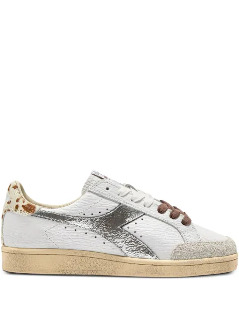 Diadora tenis con detalle del logo