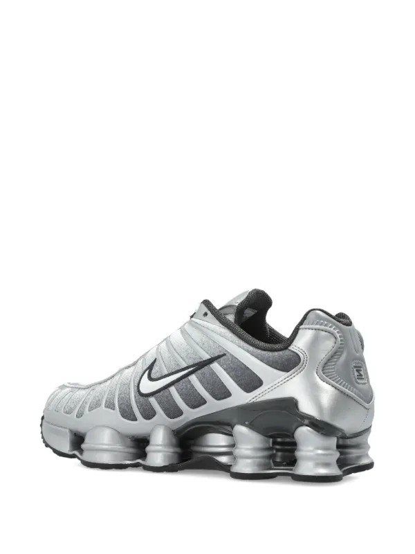 Nike Shox TL スニーカー | シルバートーン | FARFETCH JP