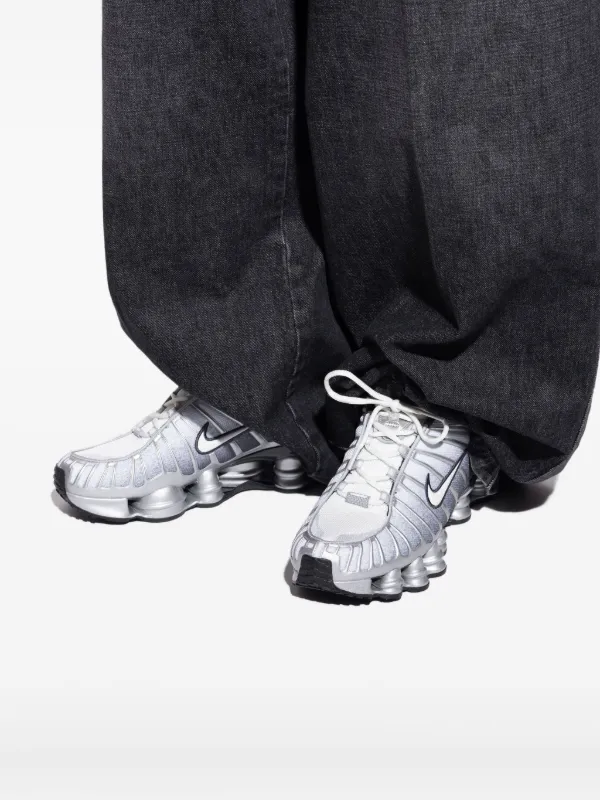 Nike Shox TL スニーカー | シルバートーン | FARFETCH JP