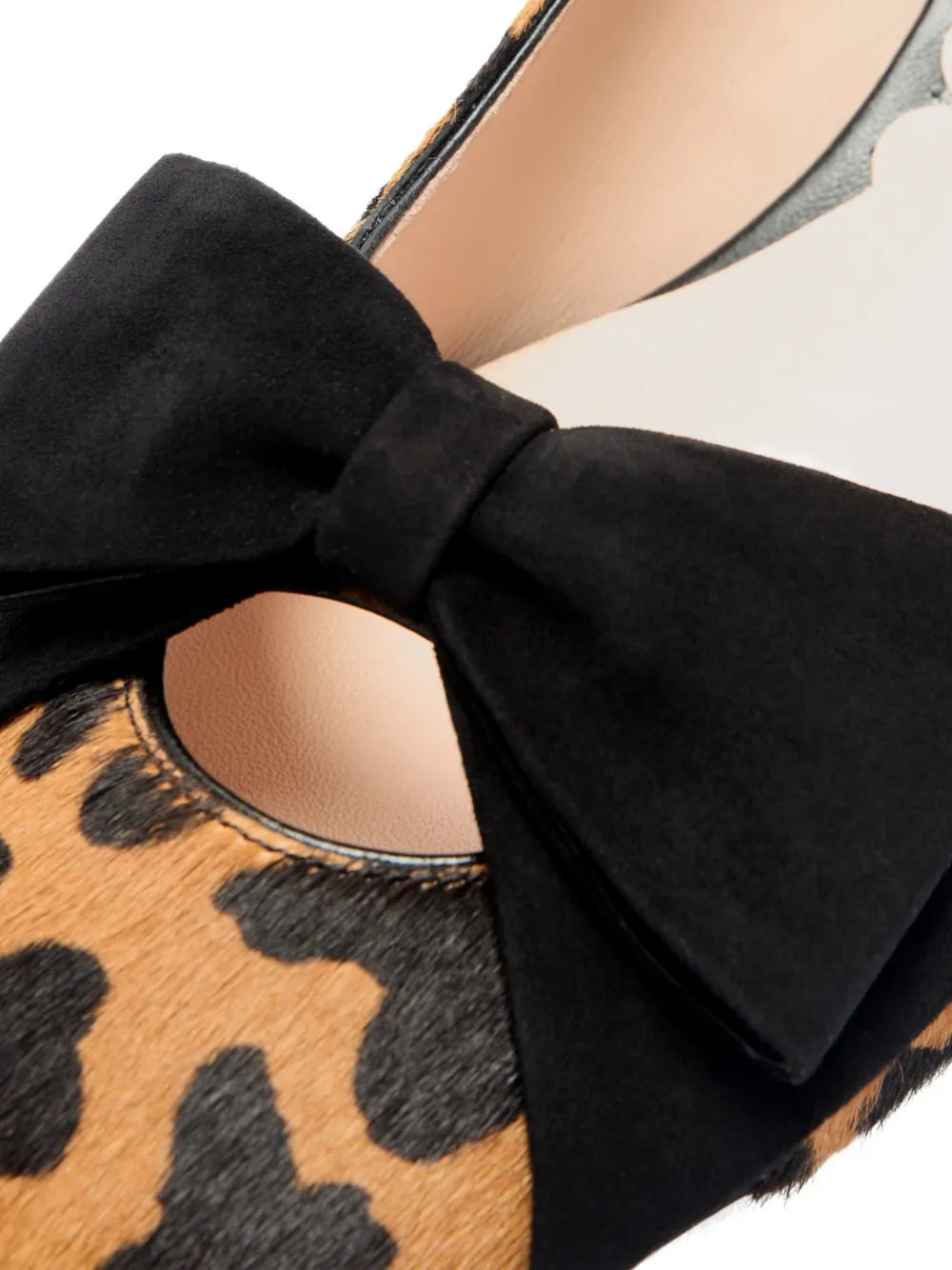 Valentino Garavani Pumps met luipaardprint en suède afwerking Beige