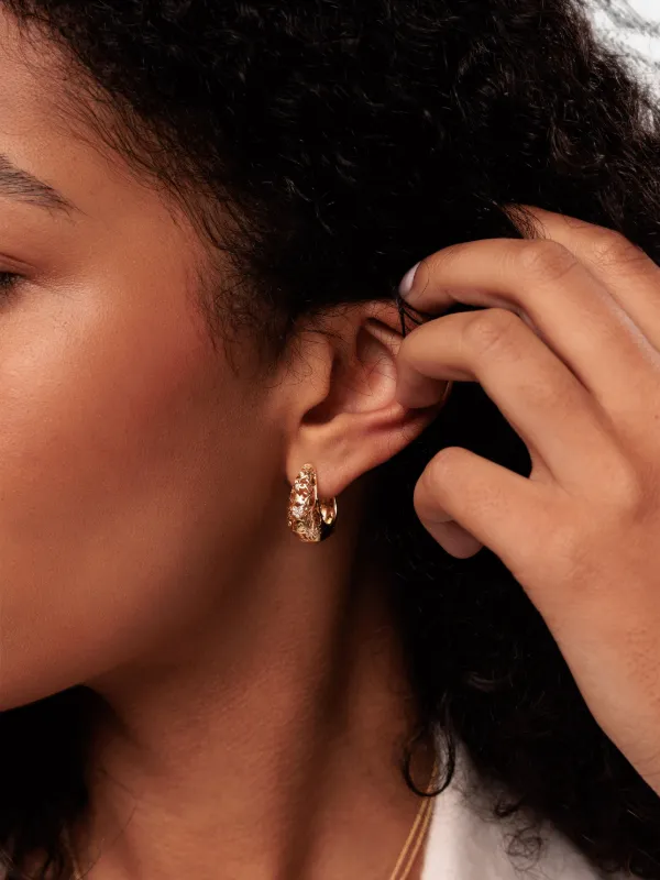 Sydney Evan Wallpaper Huggie Earrings in Gold