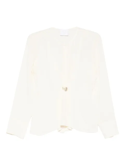 Su blusa fruncida