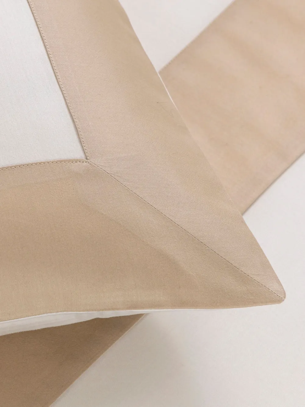 Frette Bold Border Bedset In Neutral