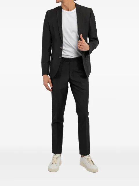 Reveres 1949 narrow-lapels buttoned suit