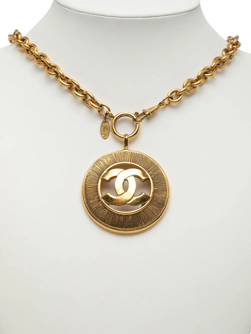 Pre-owned Chanel 1970-1980 Gold Plated Cc Round Pendant Necklace Costume Necklace