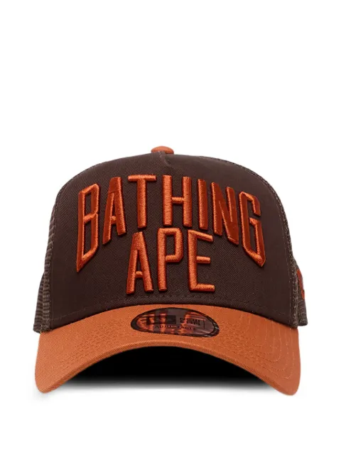 A BATHING APE® طاقية '9 فورتي' مطرزة بشعار الماركة x New Era