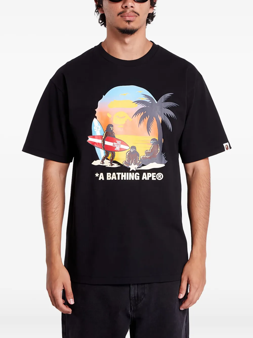 A BATHING APE® camiseta con playa estampada | negro | Image 1