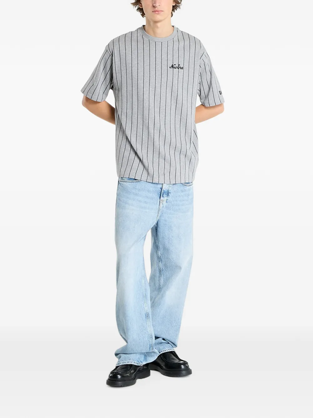 NEW ERA CAP T-shirt met geborduurd logo en krijtstreep Grijs