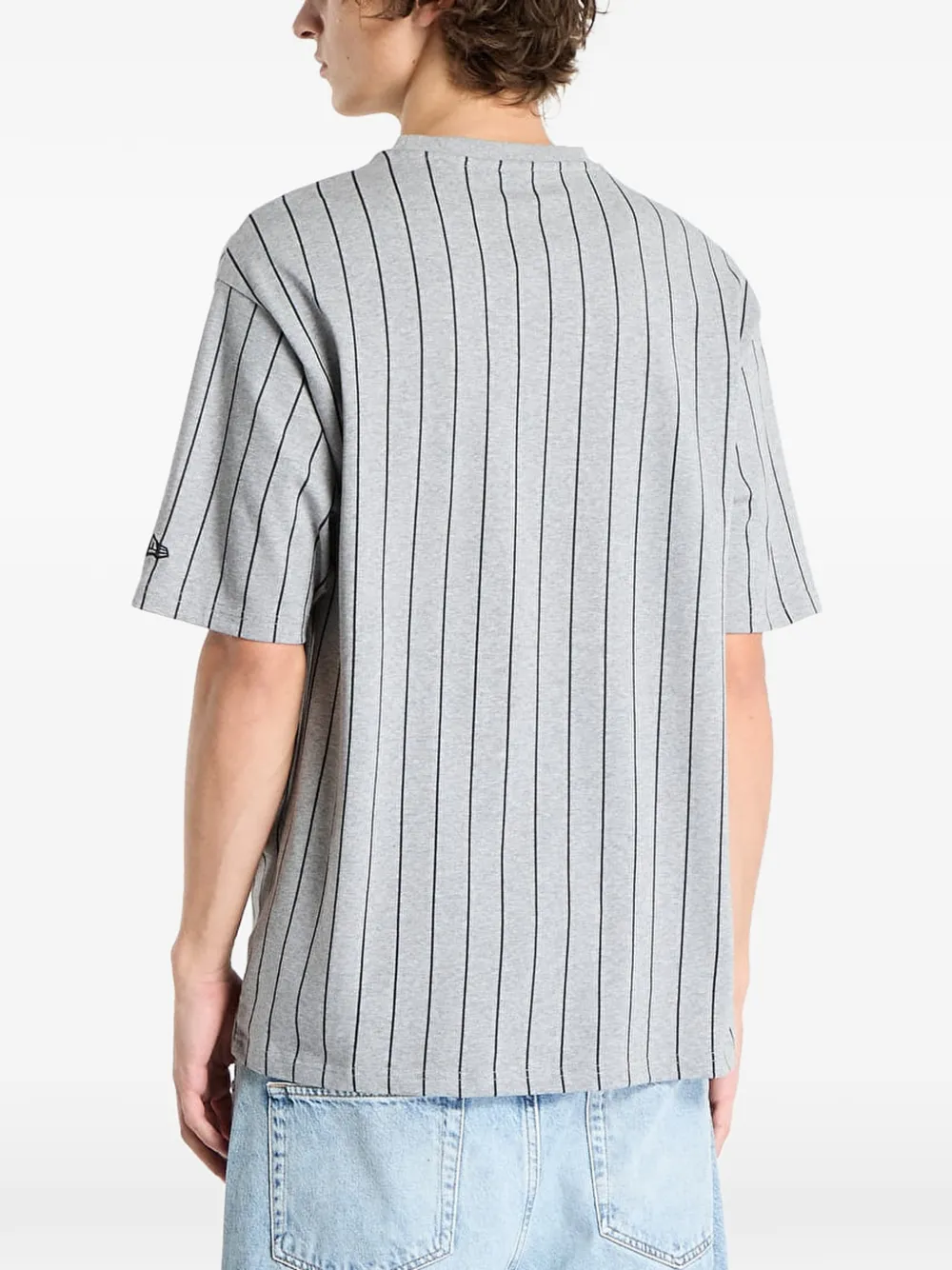 NEW ERA CAP T-shirt met geborduurd logo en krijtstreep Grijs