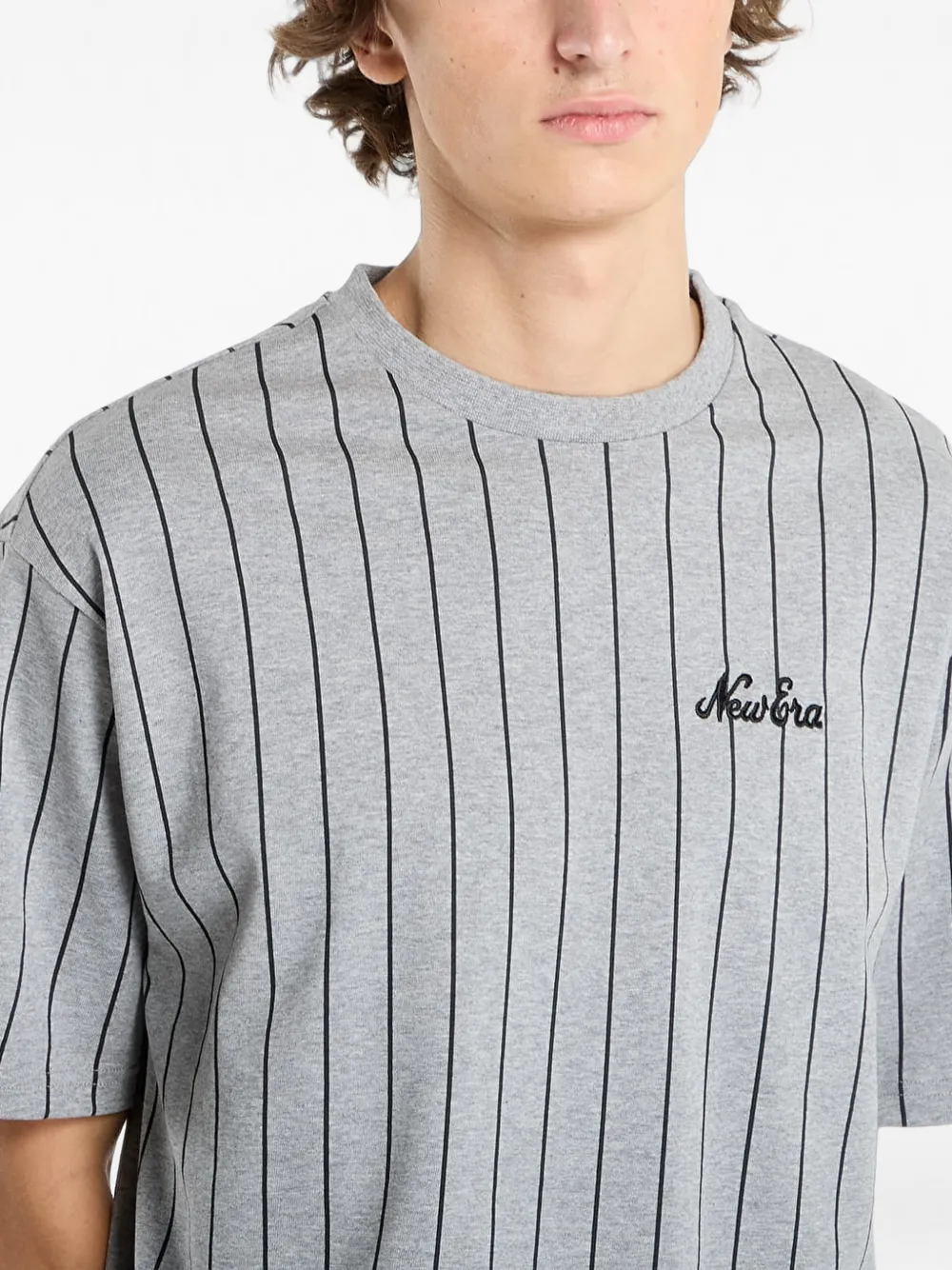 NEW ERA CAP T-shirt met geborduurd logo en krijtstreep Grijs