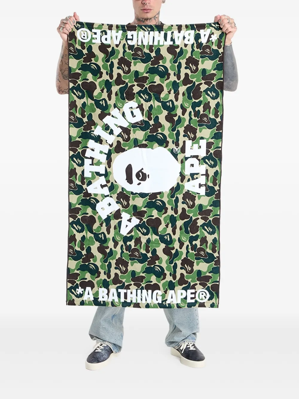 A BATHING APE® serviette de plage Abc Camo en coton | vert | Image 1