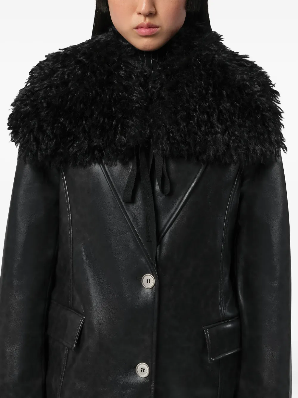 Apparis Wliza gestrikte kraag Zwart