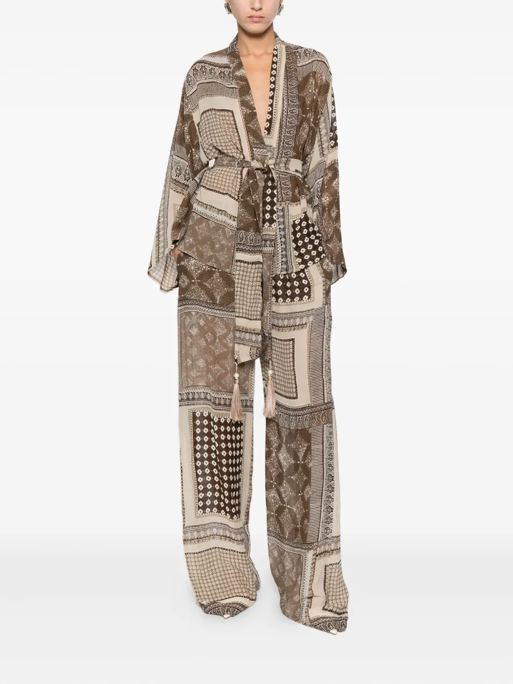 MIAU by Clara Rotescu Reyes set | Full Length | Image 2