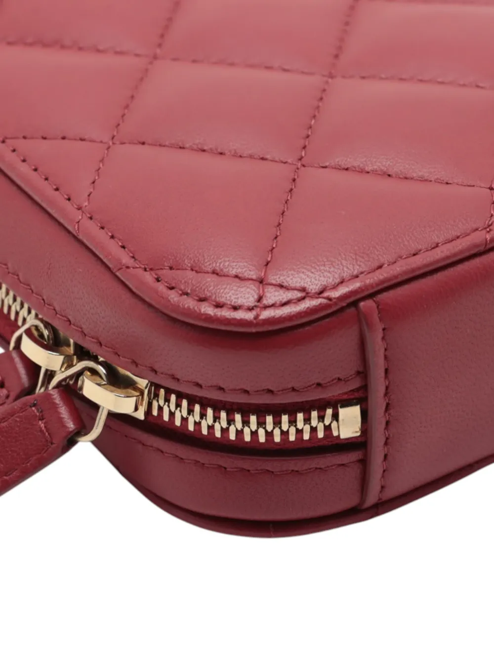 Pre-owned Chanel 2019 Cc Quilted Lambskin Zip Phone Case Crossbody Bag In Red